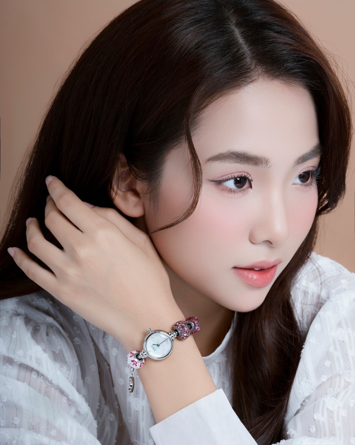 Mẫu diện vòng tay Saga Charm