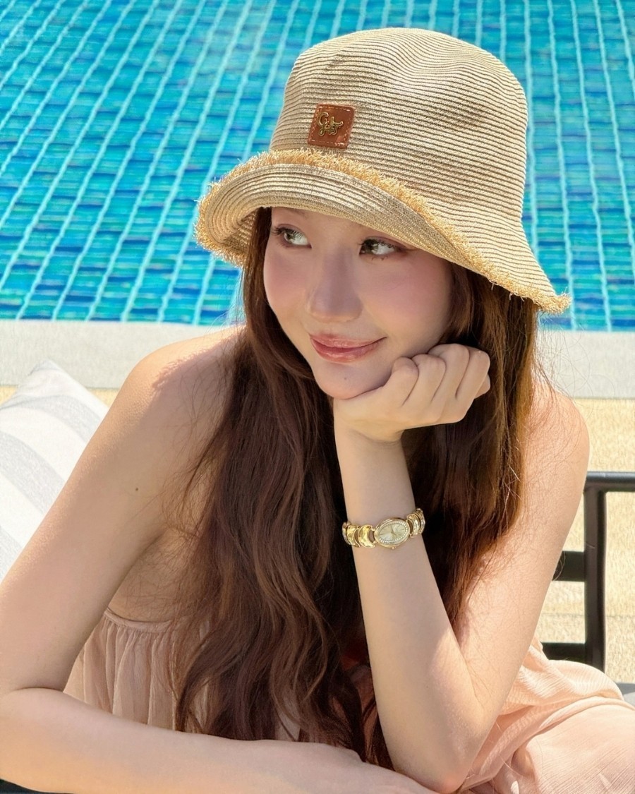 Trà Nguyễn đeo đồng hồ Saga Lunar