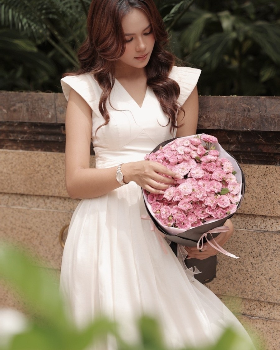 Hương Giang đeo đồng hồ Saga