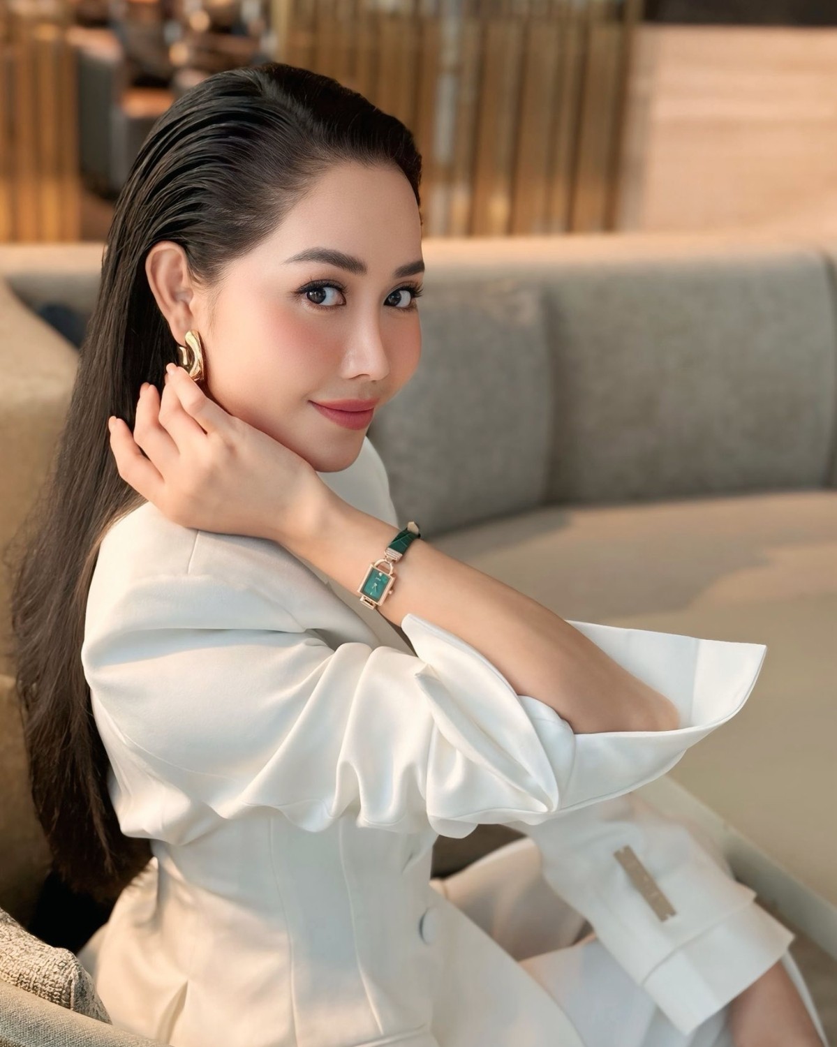 Diễn viên Tường Vi và đồng hồ Saga 71936-RGGRGR-2