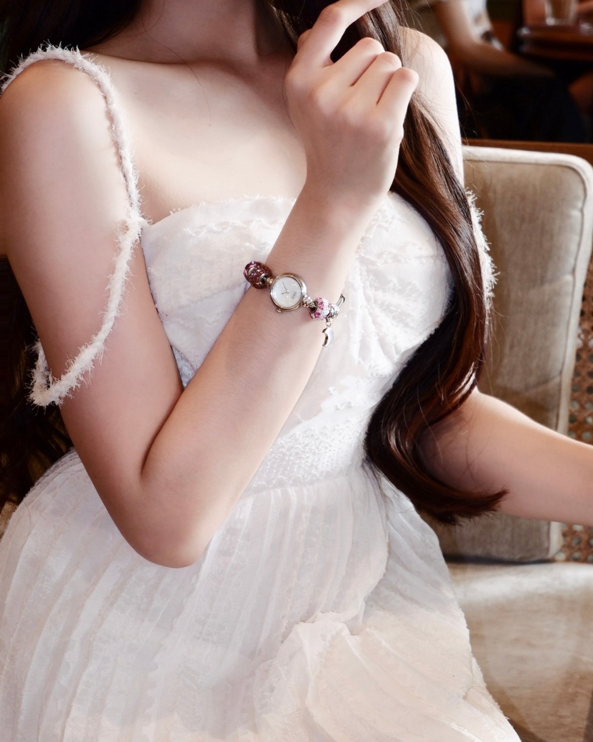 Mẫu diện vòng tay Saga Charm