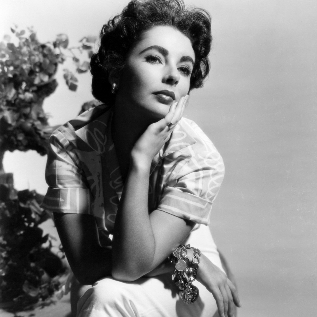 Nữ diễn viên Elizabeth Taylor diện vòng tay charm