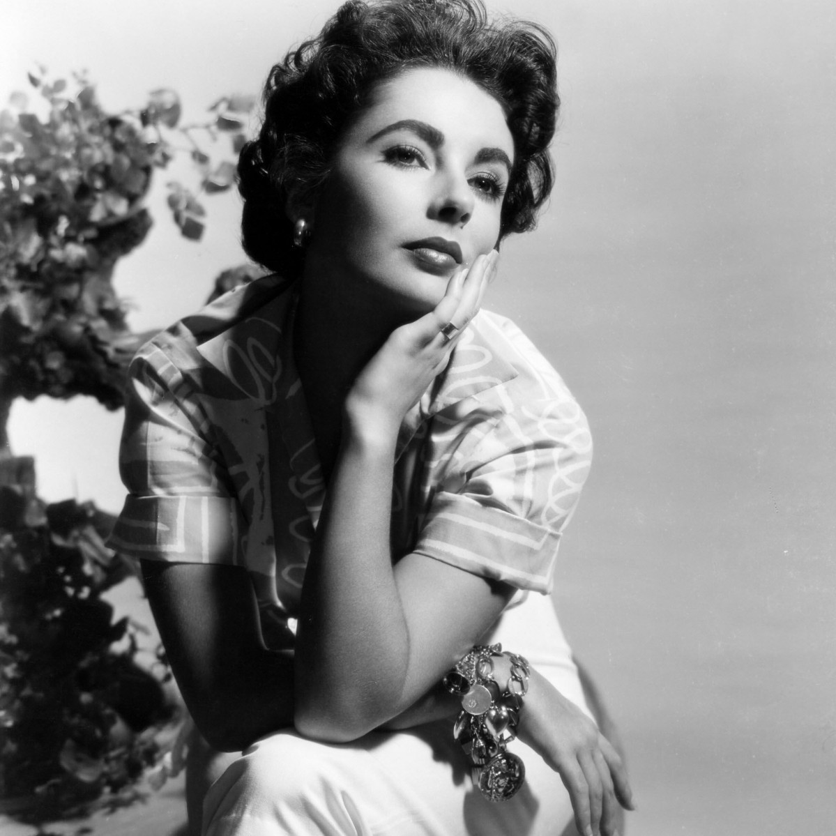 Nữ diễn viên Elizabeth Taylor diện vòng tay charm