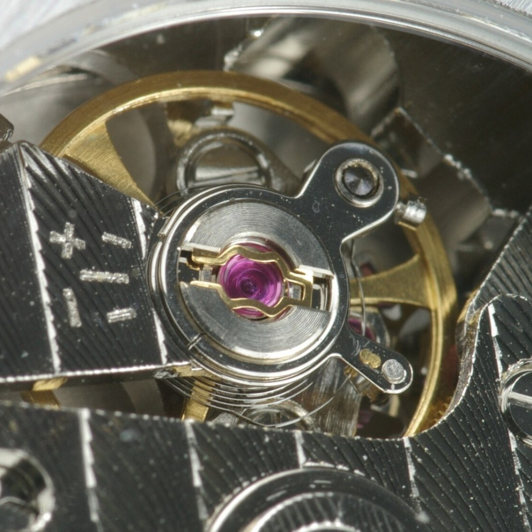 Hệ thống Incabloc Shock Protection có cơ chế chống số nhờ chân kính