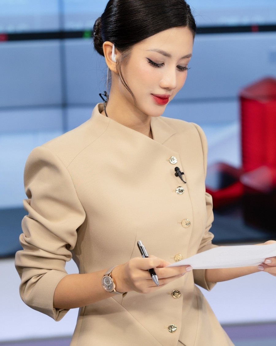 Hoa Lê đeo đồng hồ nữ Saga dẫn chương trình