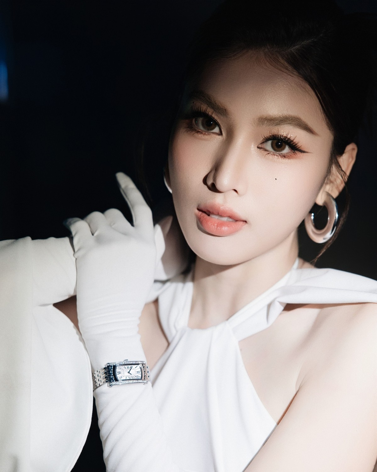 Á hậu Ngọc Thảo diện đồng hồ Saga Stella Rectangle