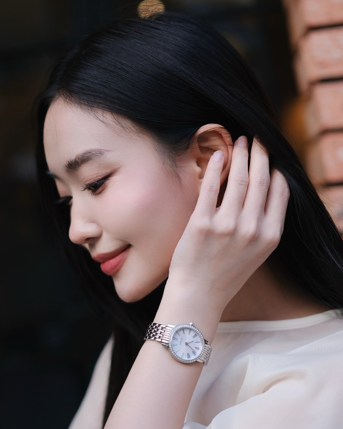 Đồng hồ Saga Stella Chance trên tay mẫu