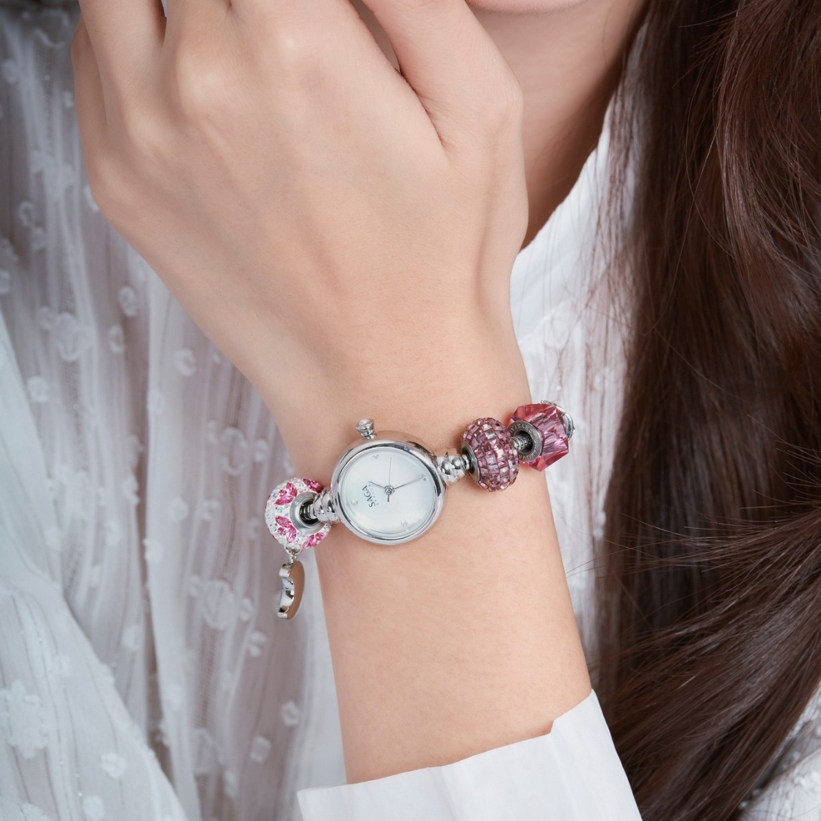 Vòng tay charm Saga trên tay mẫu