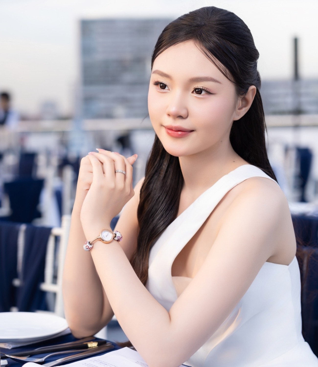 Hóa thành mỹ nhân huyền bí với vòng tay charm Saga