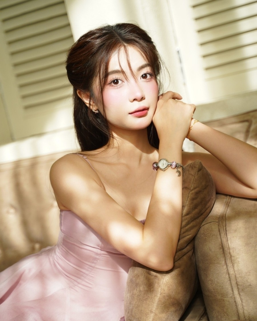 Bảo Trinh diện đồng hồ Saga Charm