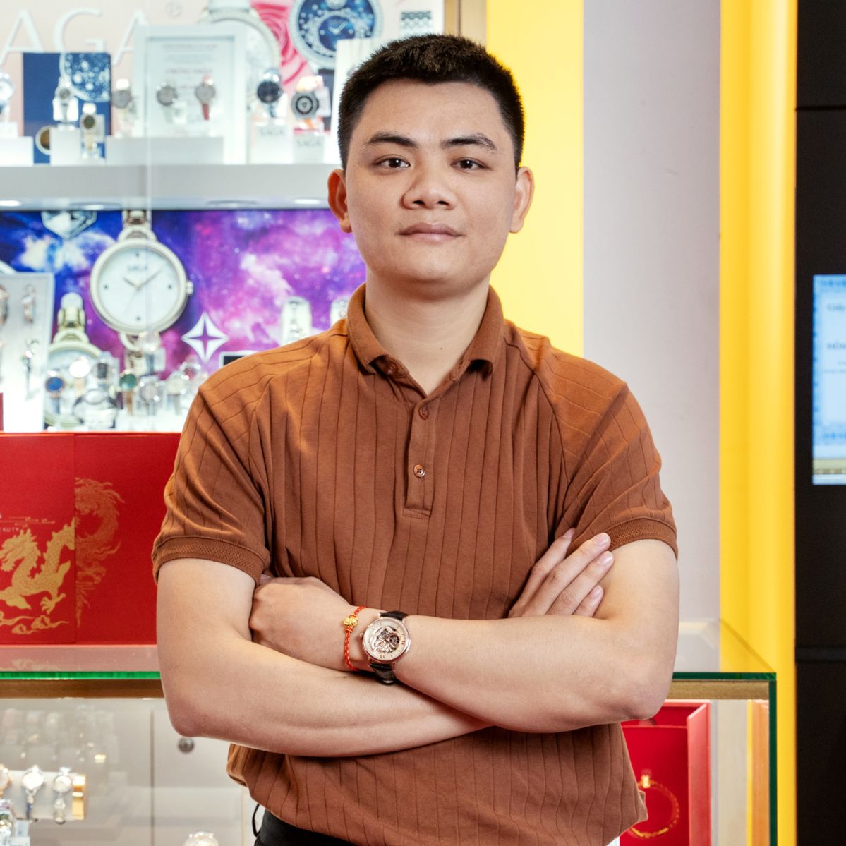 Mẫu đeo đồng hồ Saga Open Heart chính hãng