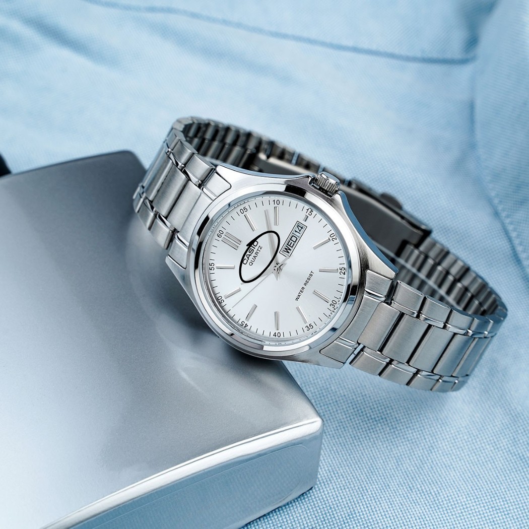 Nhận biết đồng hồ pin qua dòng chữ "Quartz" trên mặt số