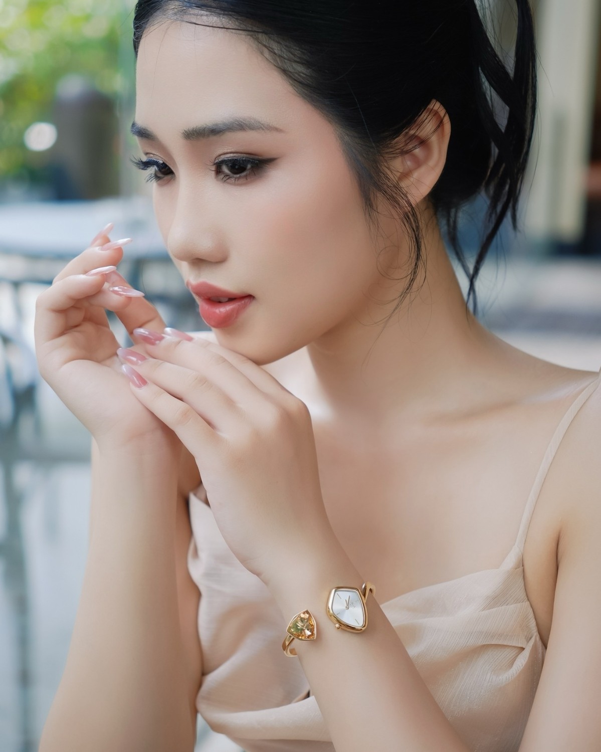 Đồng hồ nữ Saga Stella trên tay mẫu