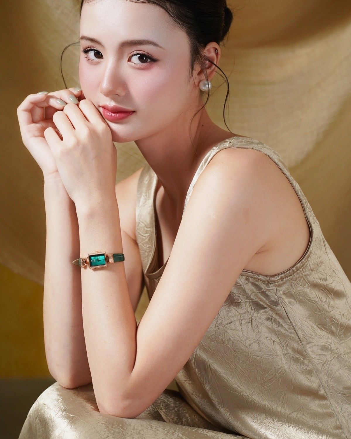 Đồng hồ Saga MOP Diamonds trên tay mẫu