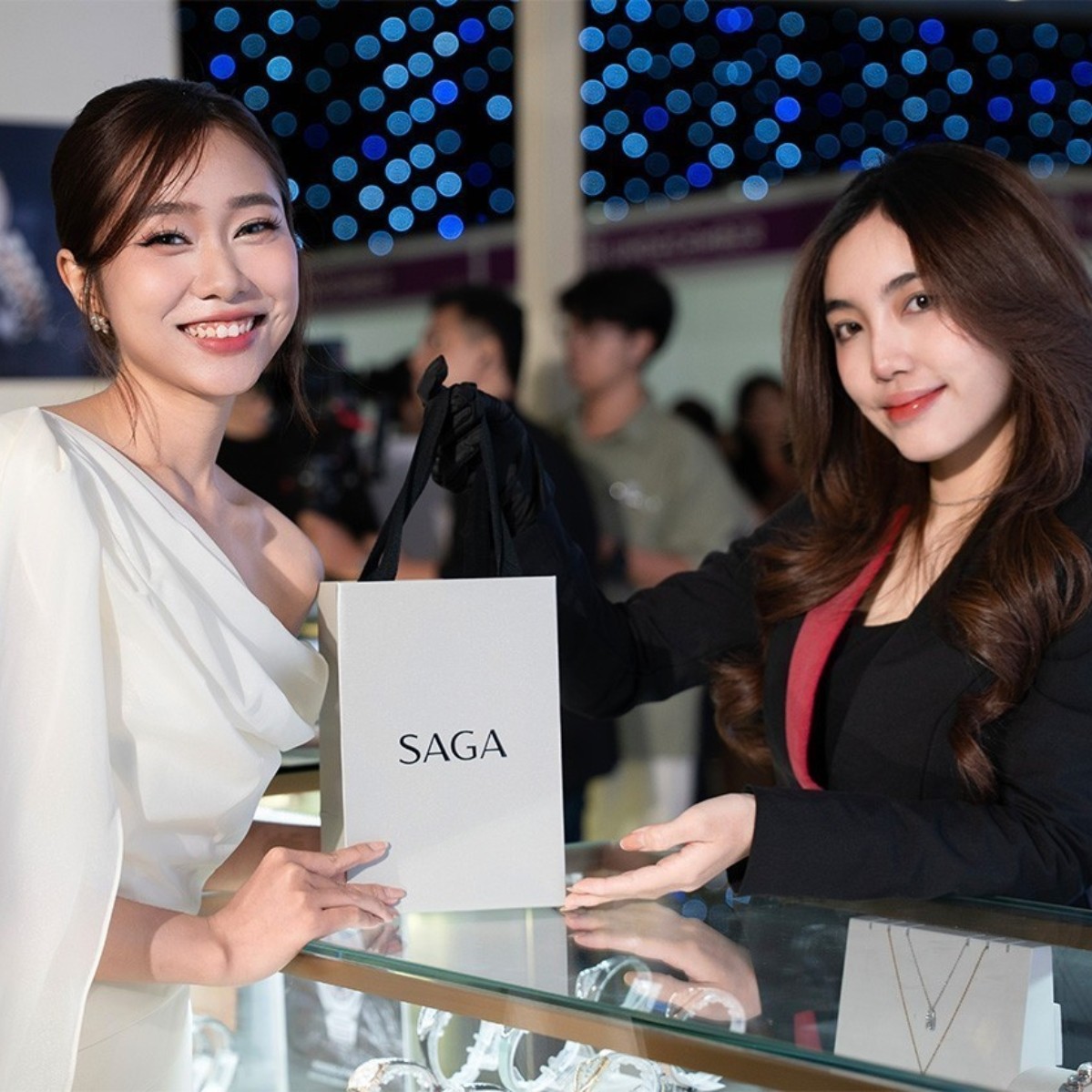 Khách hàng mua dây chuyền nữ tại Saga Vietnam