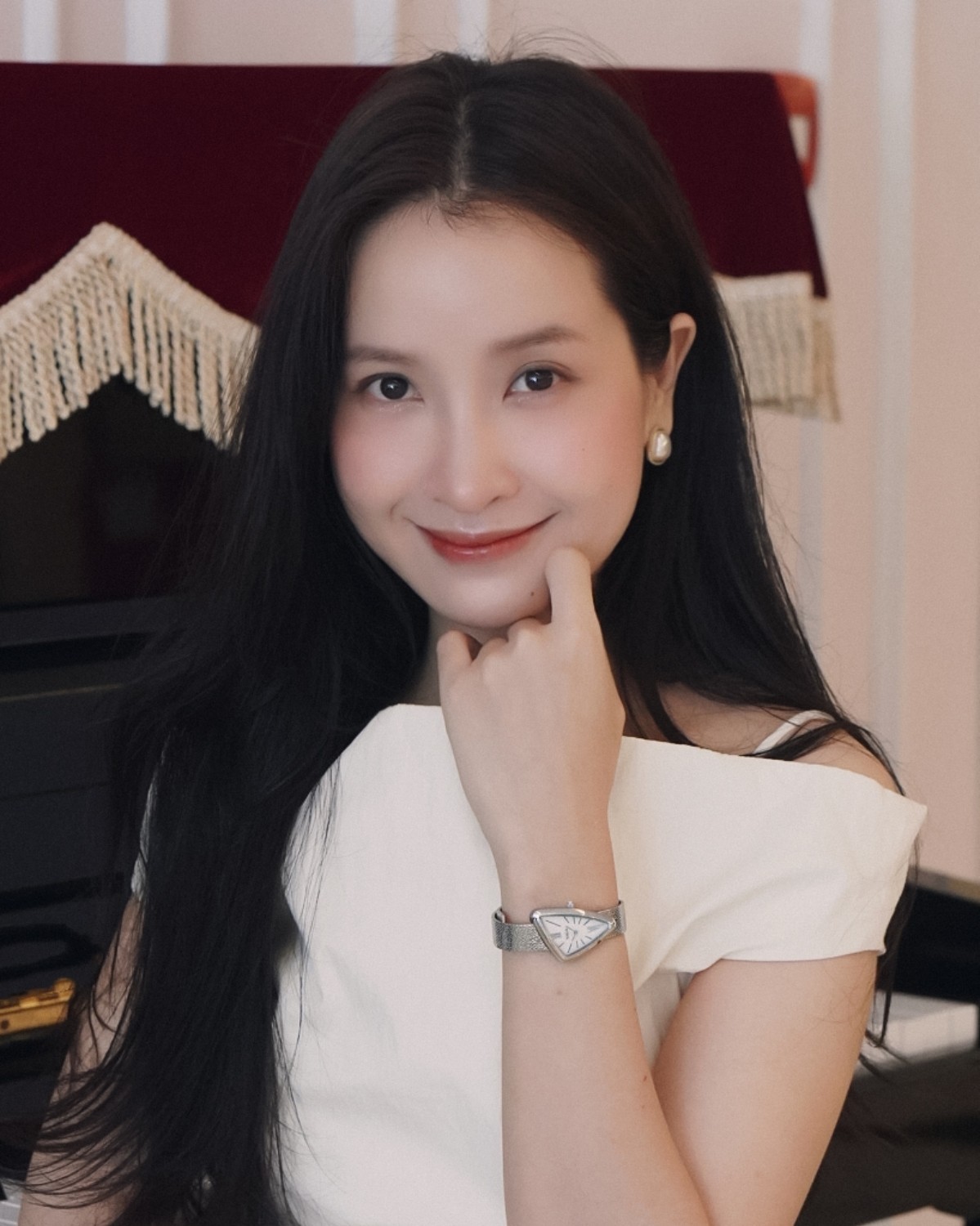 Mẫu đeo đồng hồ mặt xà cừ Saga - Ảnh 2