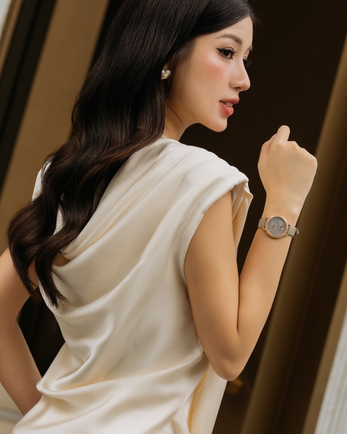 Mẫu đeo đồng hồ mặt xà cừ Saga chính hãng - Ảnh 5