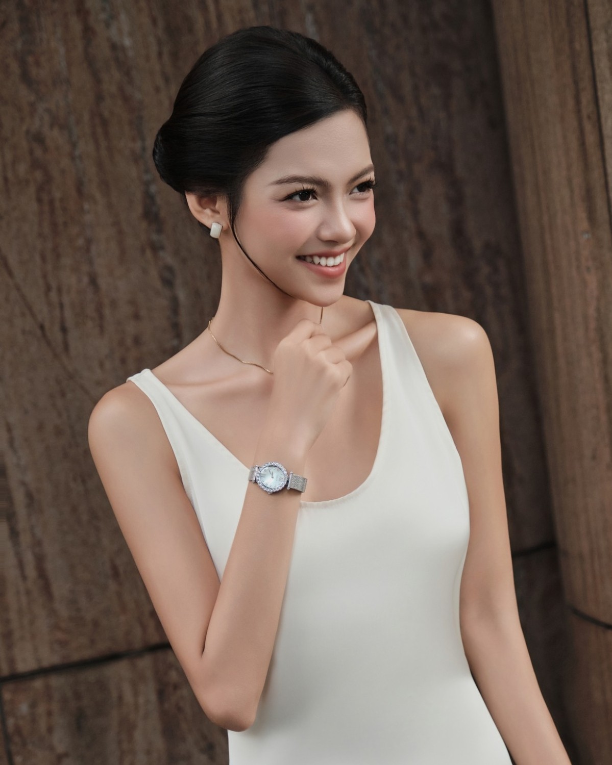 Mẫu đeo đồng hồ Saga Mirror