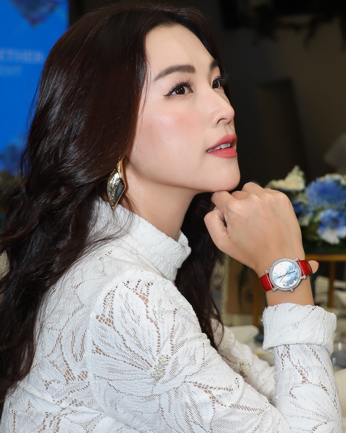 MC Hoàng Oanh đeo đồng hồ Saga Long Xing Da Da