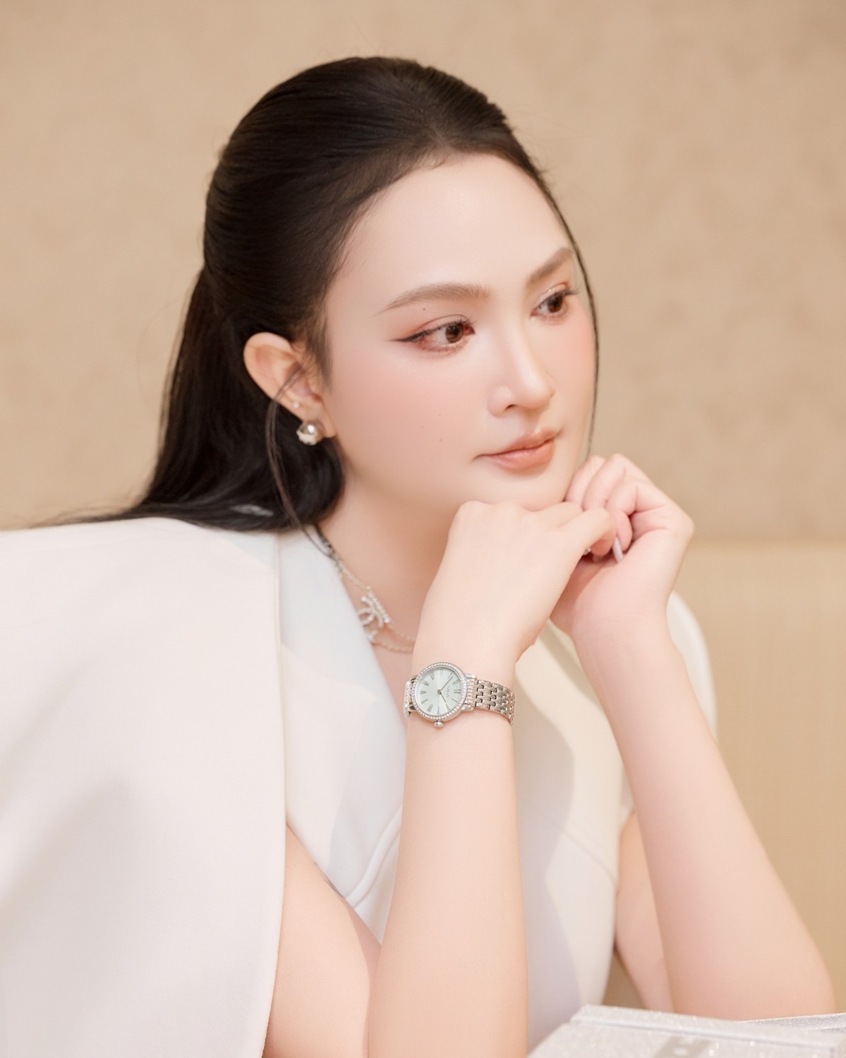 Đậu Thùy An đeo đồng hồ Saga 53578-SVGRSV-2