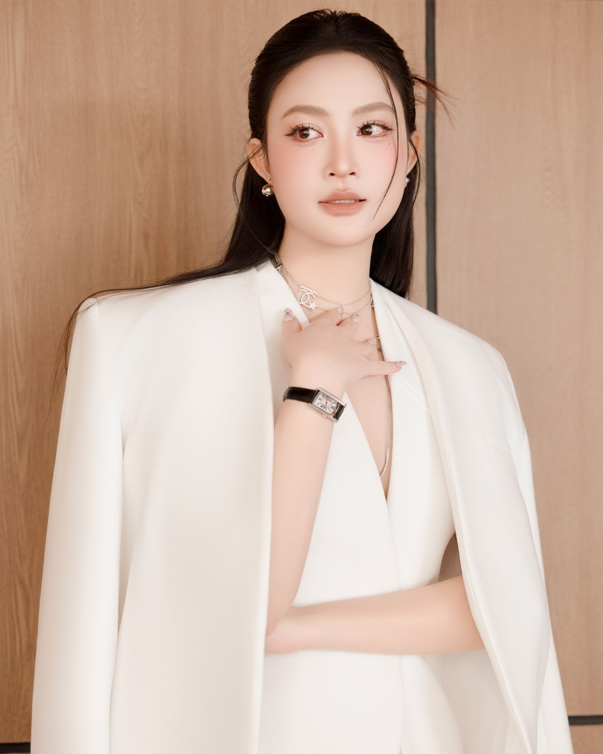 Đậu Thùy Anh đeo Saga 71836-SVSVBK-2