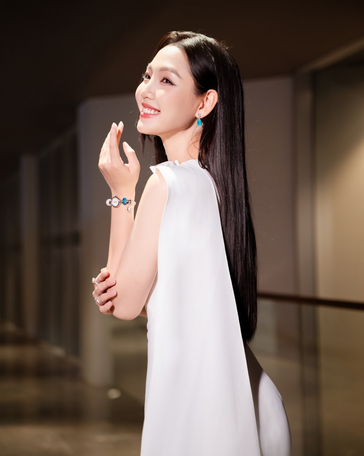 Đoàn Minh Anh diện đồng hồ charm xanh dương