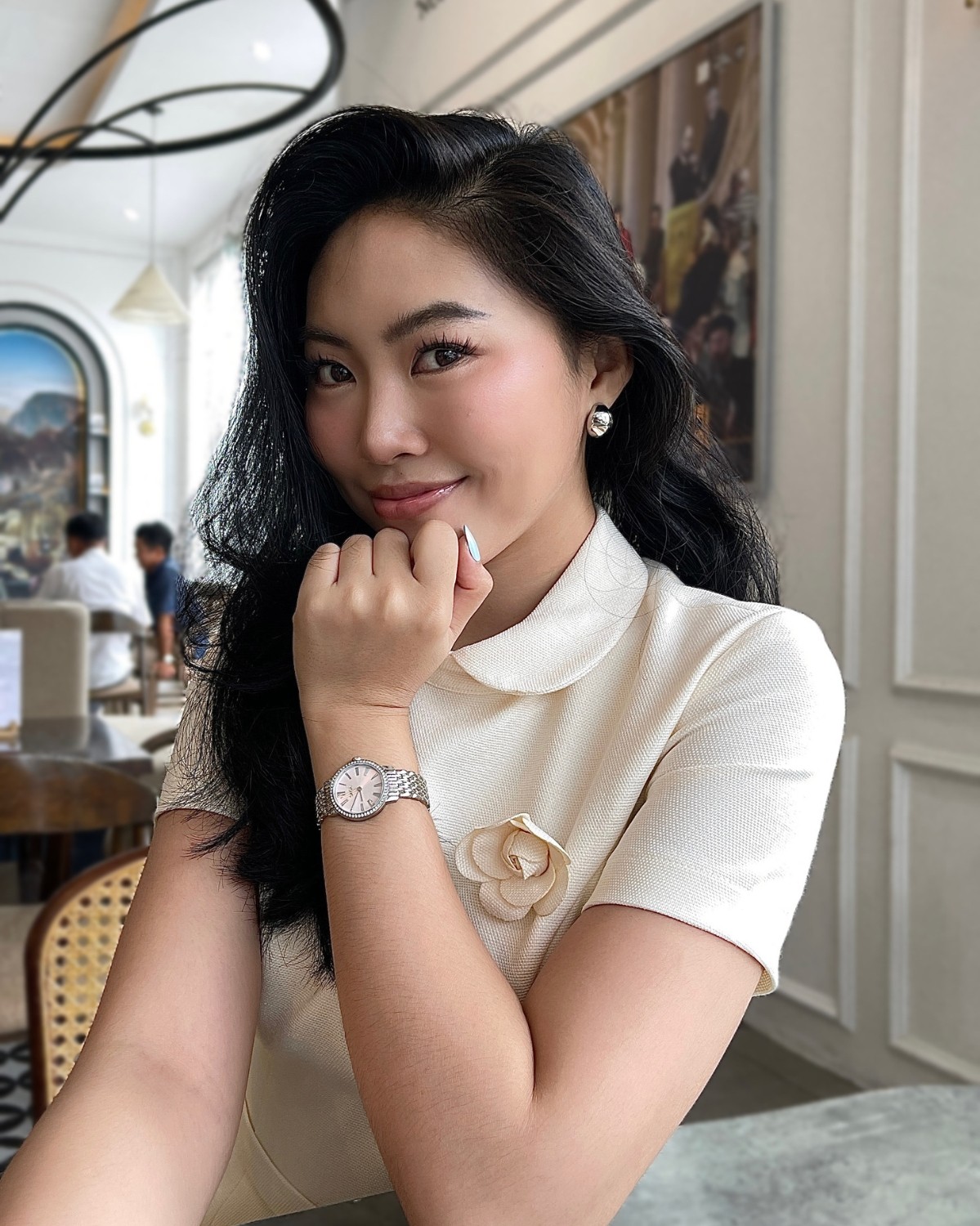 Đồng hồ Saga 53578-SVPKSV-2 trên tay Trúc Quỳnh