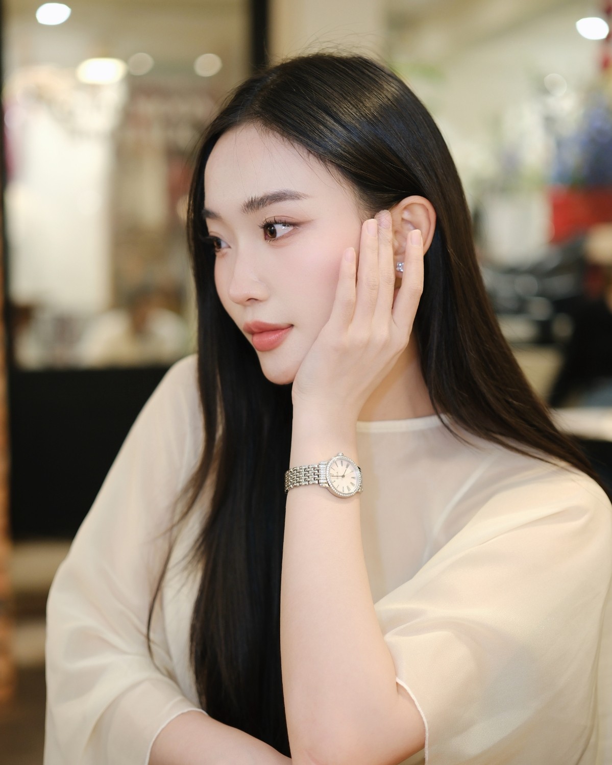 Huệ Chi đeo đồng hồ Saga 53578-SVPKSV-2