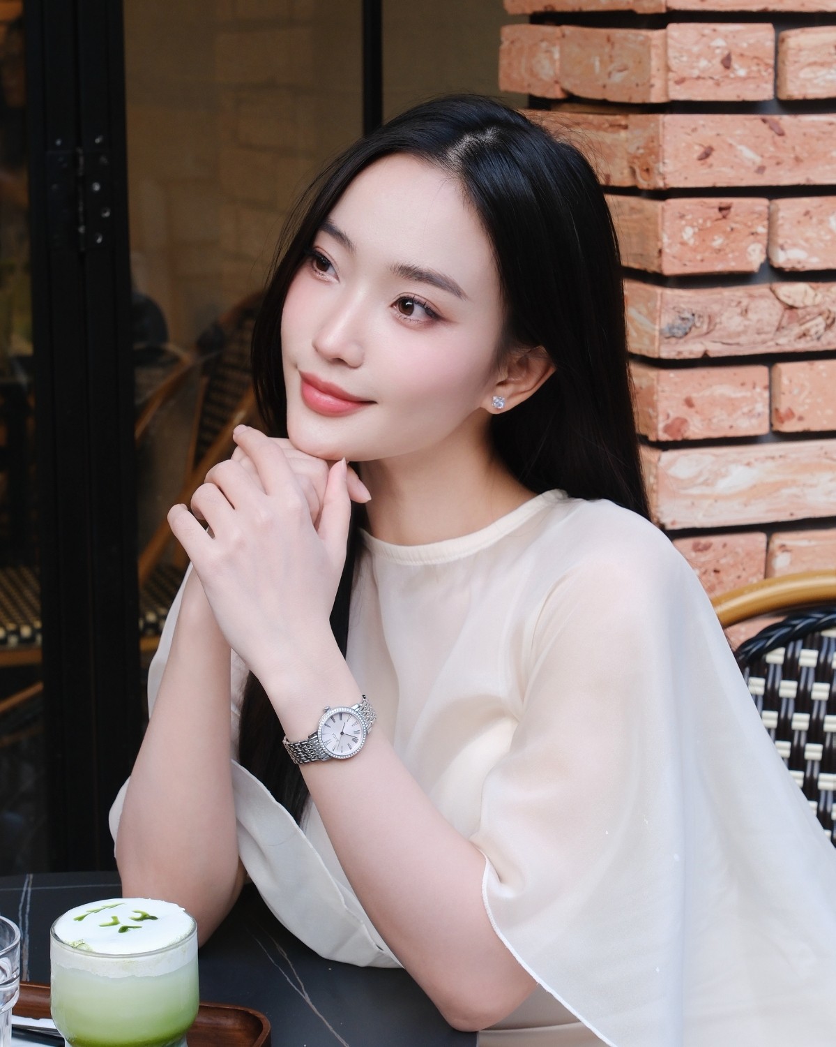 Huệ Chi đeo Saga 53578-SVPKSV-2 đi dạo phố