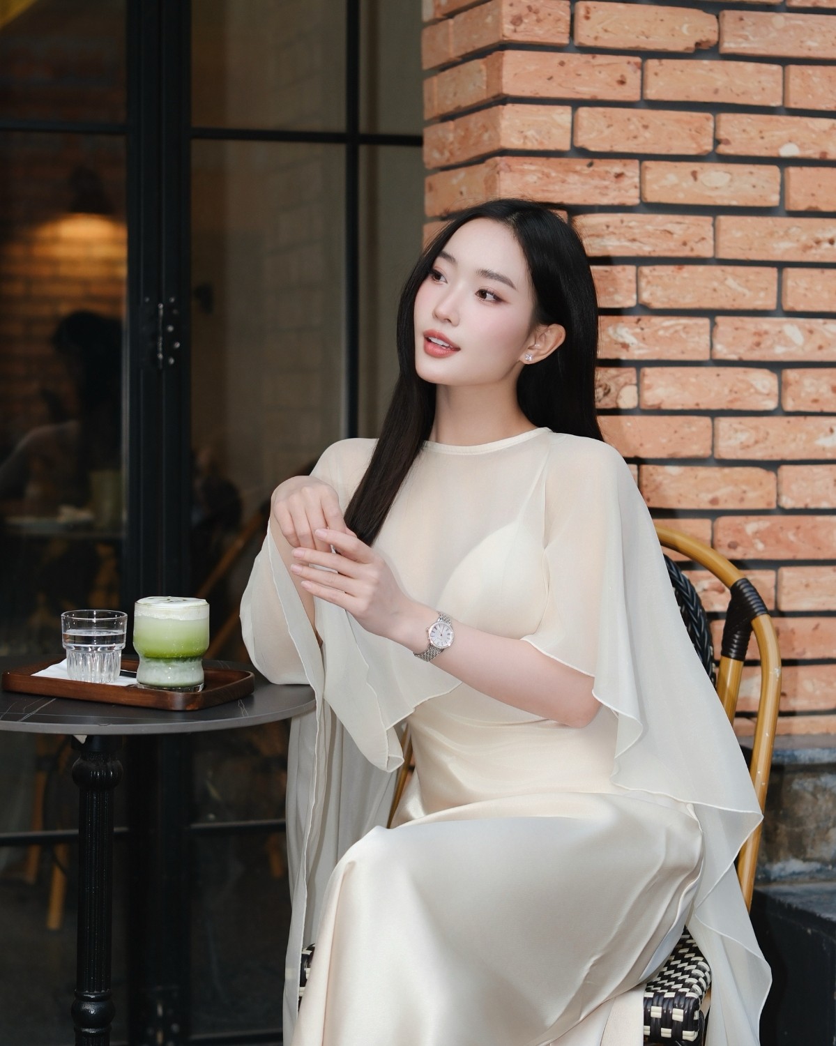 Huệ Chi đeo Saga 53578-SVPKSV-2 đi uống cà phê