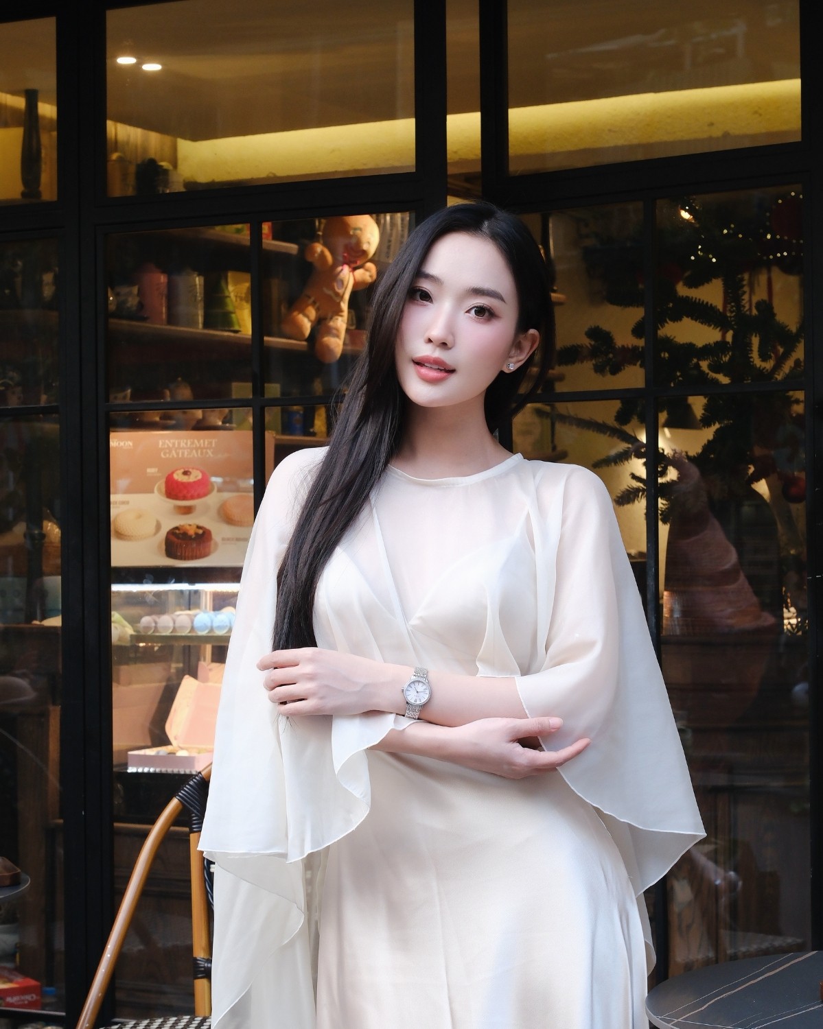 Huệ Chi và đồng hồ Saga 53578-SVPKSV-2 trên tay