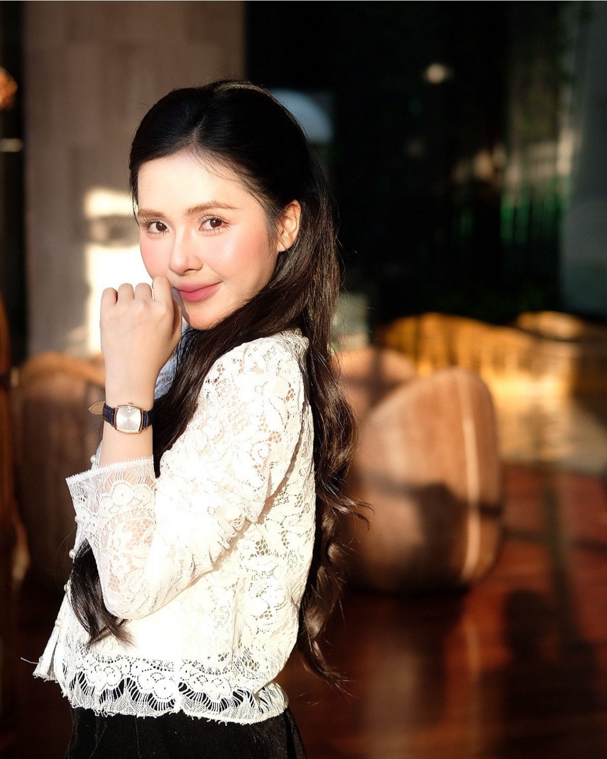 Lan Anh đầy thanh lịch khi diện đồng hồ Saga 71979-RGSVBL-2