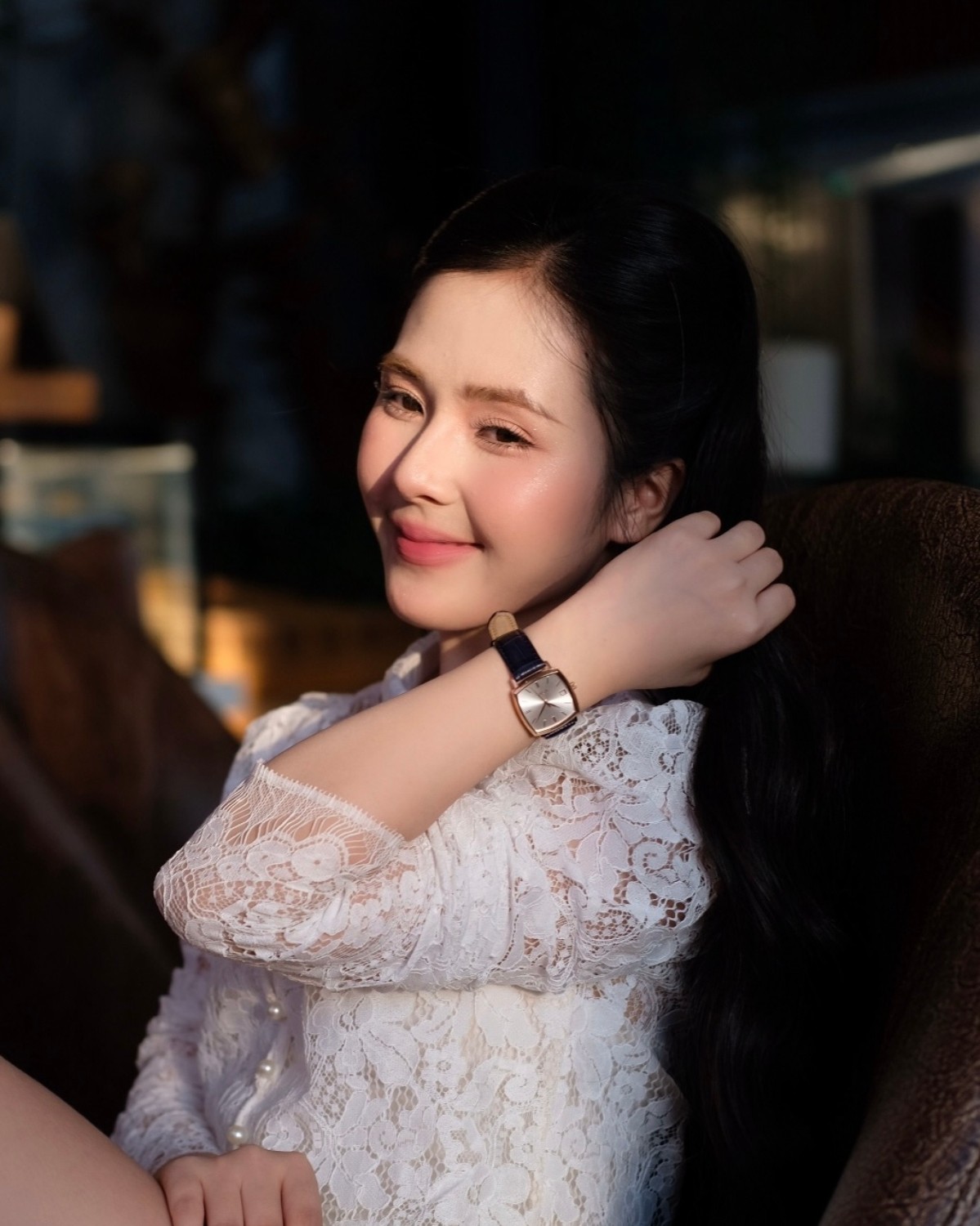 Lan Anh đeo đồng hồ Saga 71979-RGSVBL-2