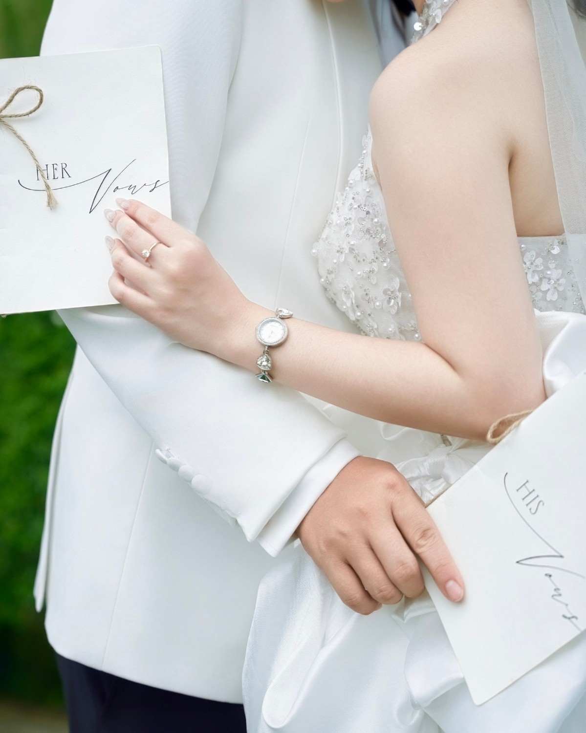 Mẫu đeo đồng hồ Saga chụp hình cưới