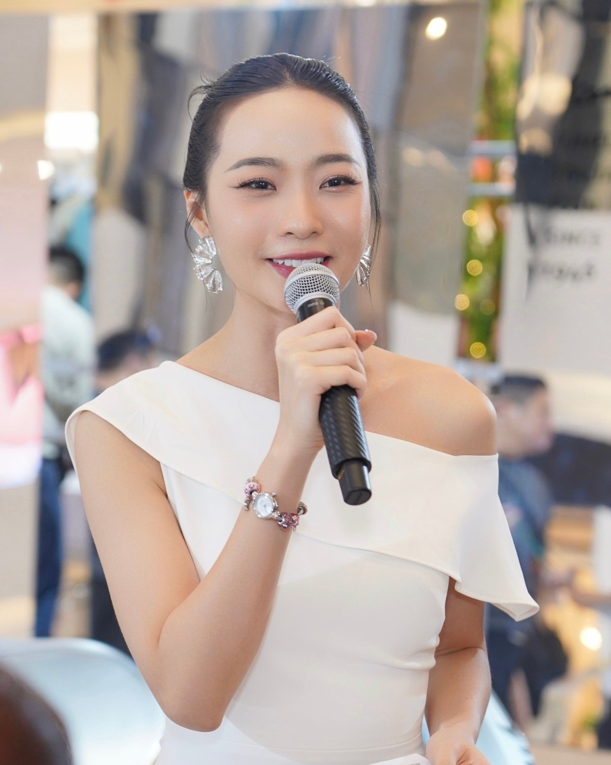 Mẫu đeo Saga Charm 53229-SVMWSV-7 làm MC