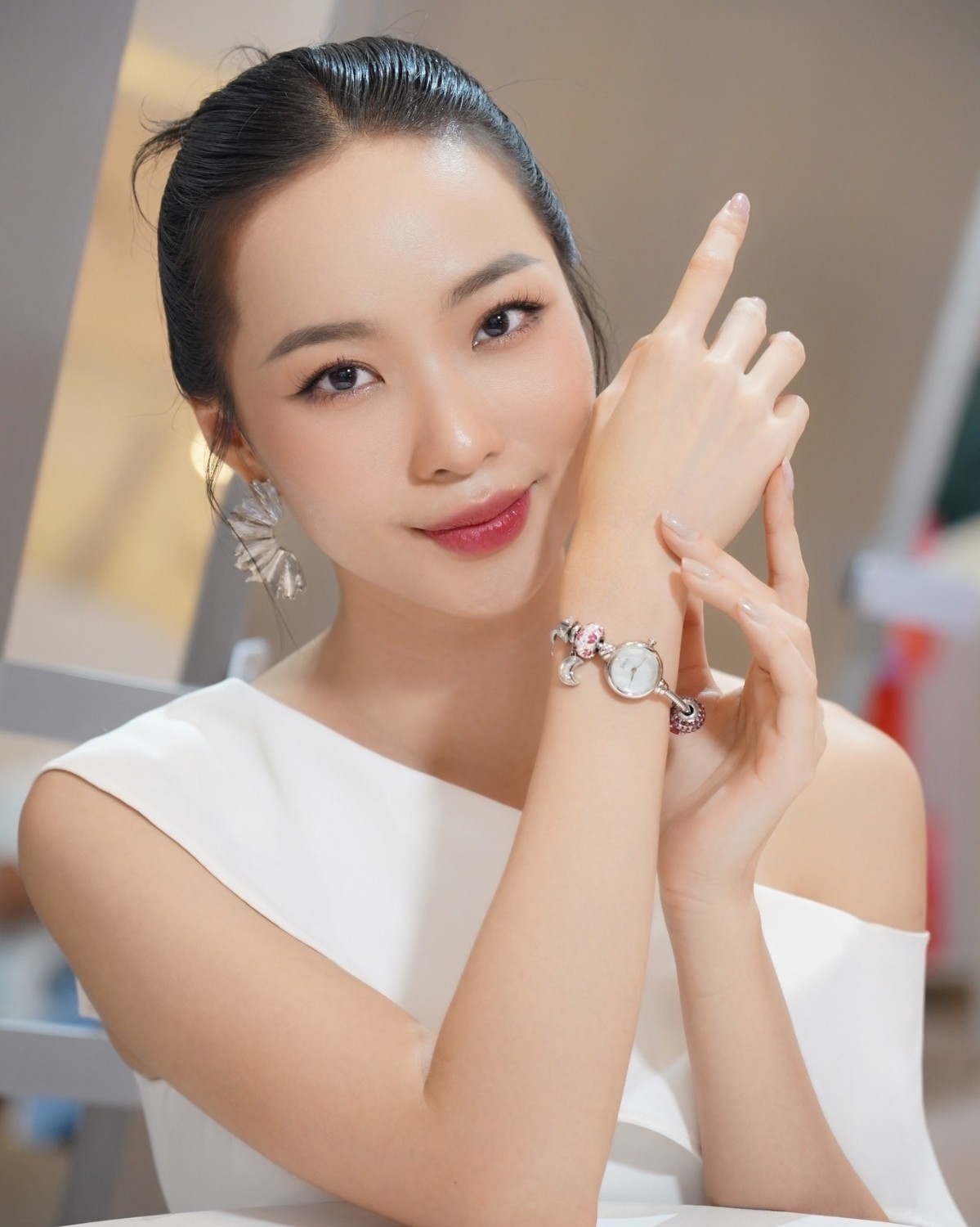 Mẫu đeo Saga 53229-SVMWSV-7 đi dẫn chương trình