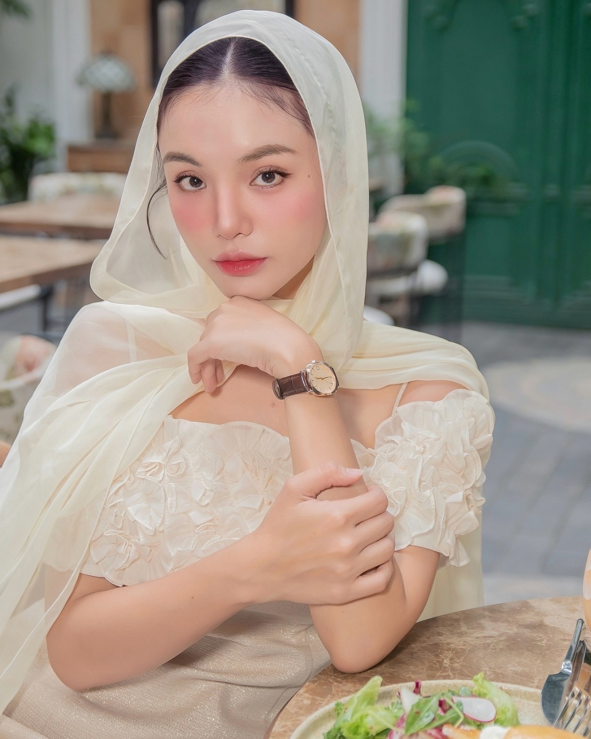 Nhật Hạ đeo đồng hồ Saga guilloche đi ăn