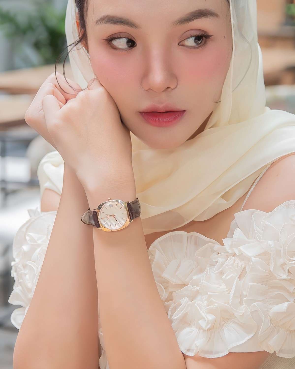 Diễn viên Nhật Hạ diện đồng hồ guilloche Saga Stella