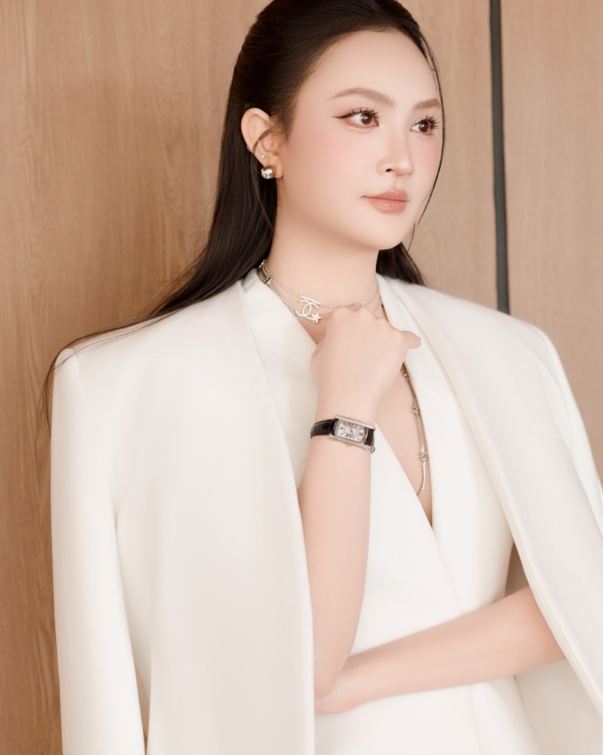 Saga 71836-SVSVBK-2 trên tay Thùy An