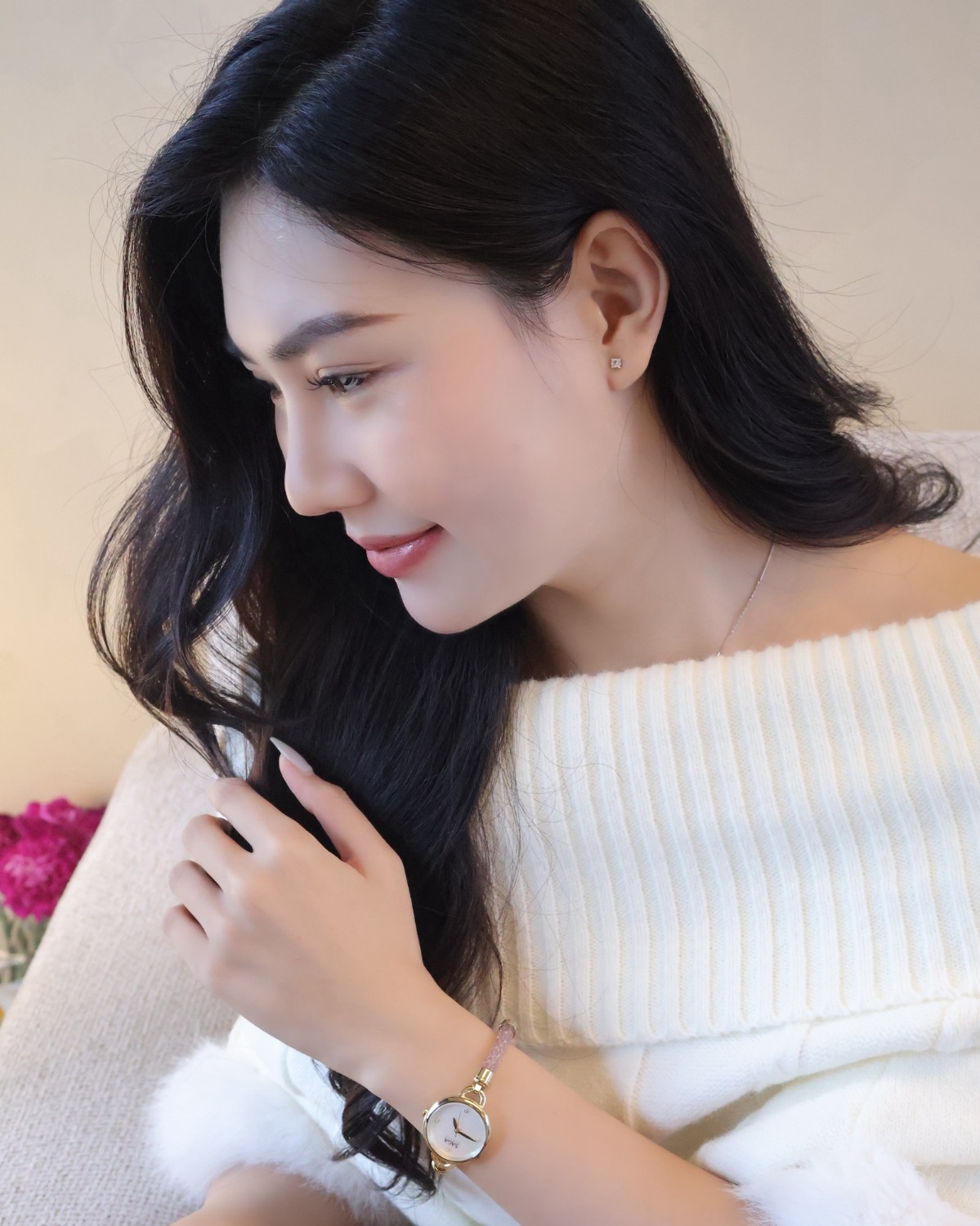 Thảo Nhi diện đồng hồ Saga 53555-GPMWGP-2