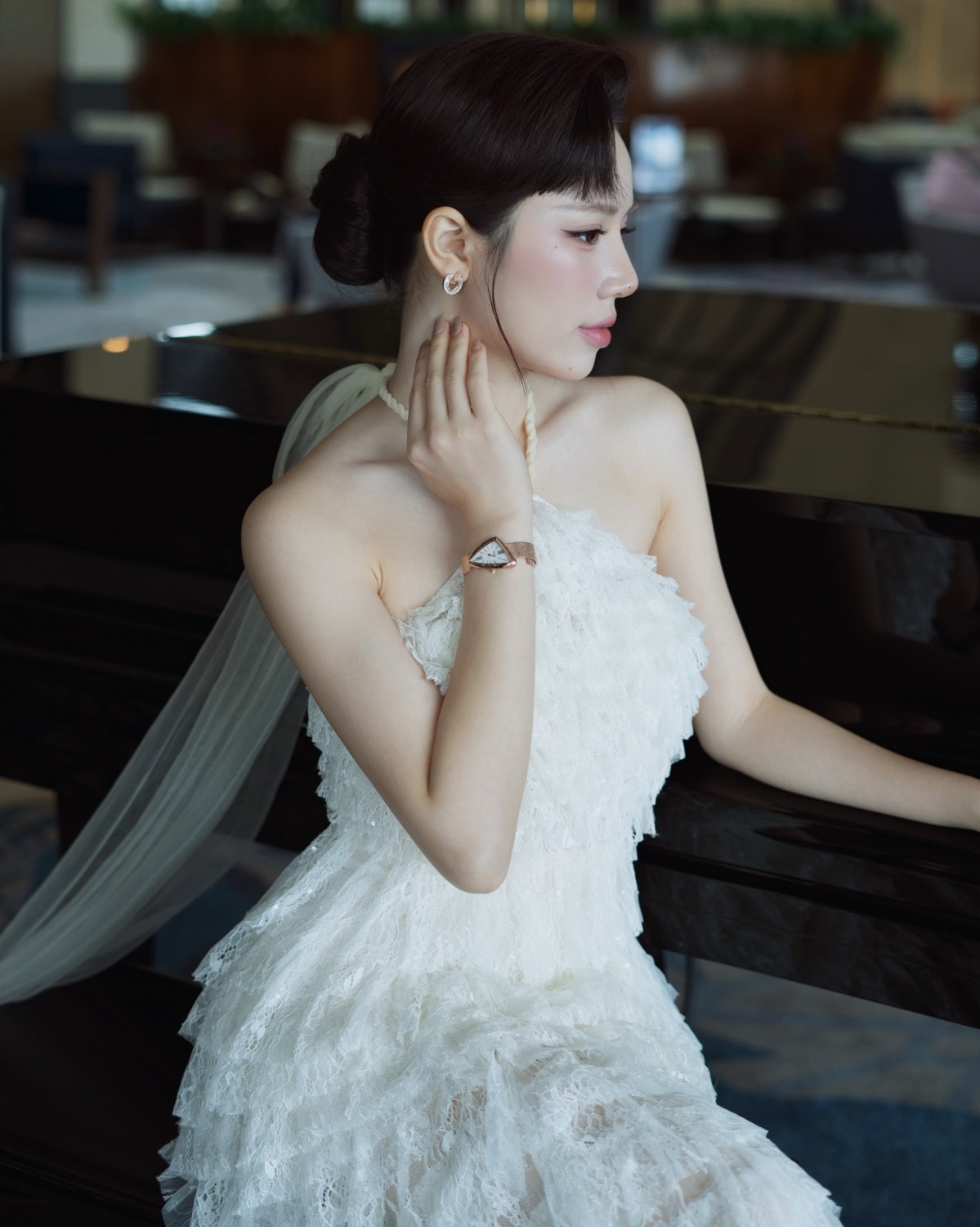 Thu Trang đeo đồng hồ Saga 80746-RGMWRG-2 đi sự kiện