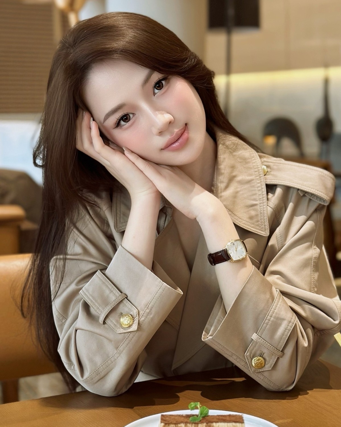 Thu Trang diện đồng hồ Saga 71979-GPSVBN-2