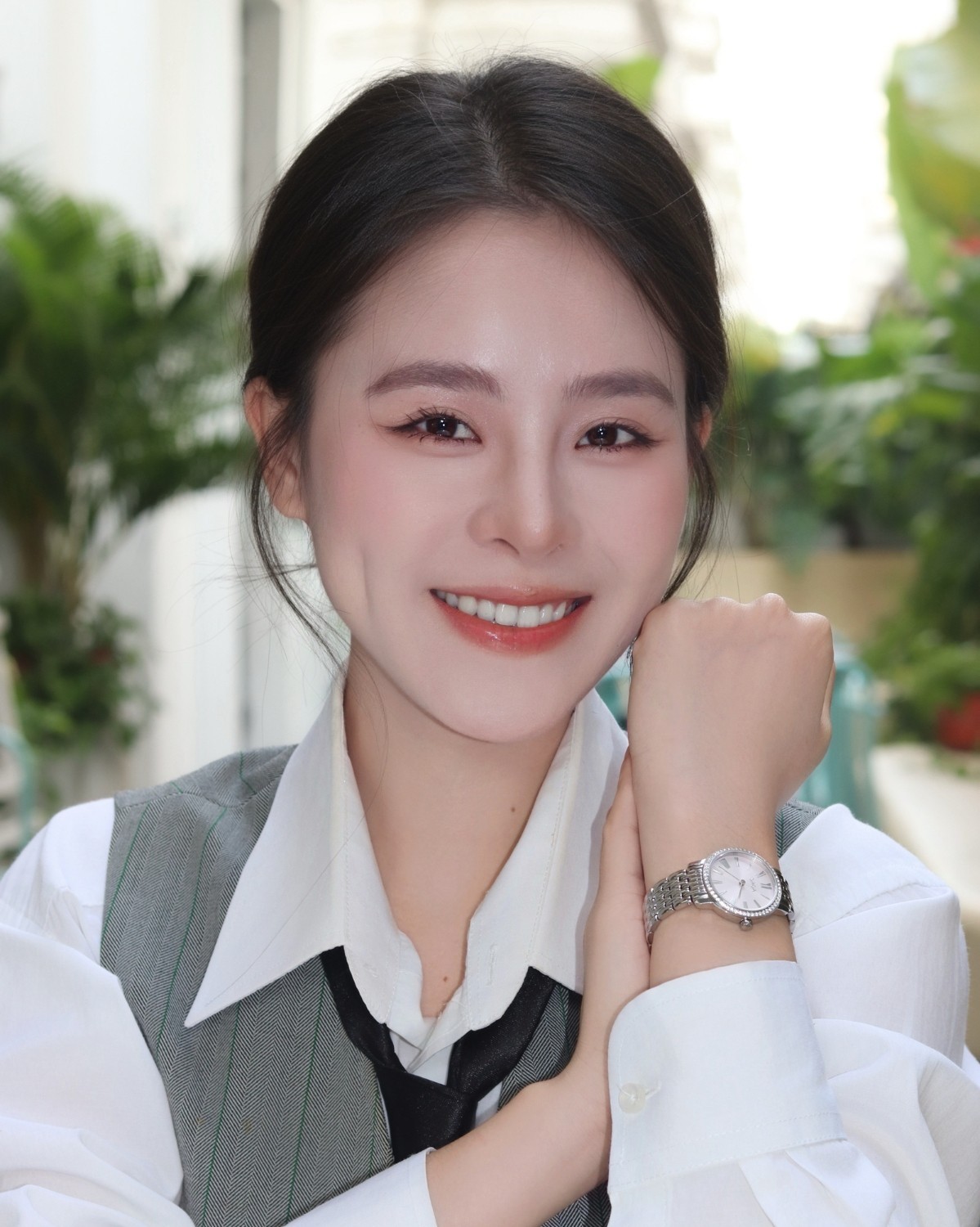 Thùy Dương đeo Saga 53578-SVPKSV-2 ở môi trường công sở