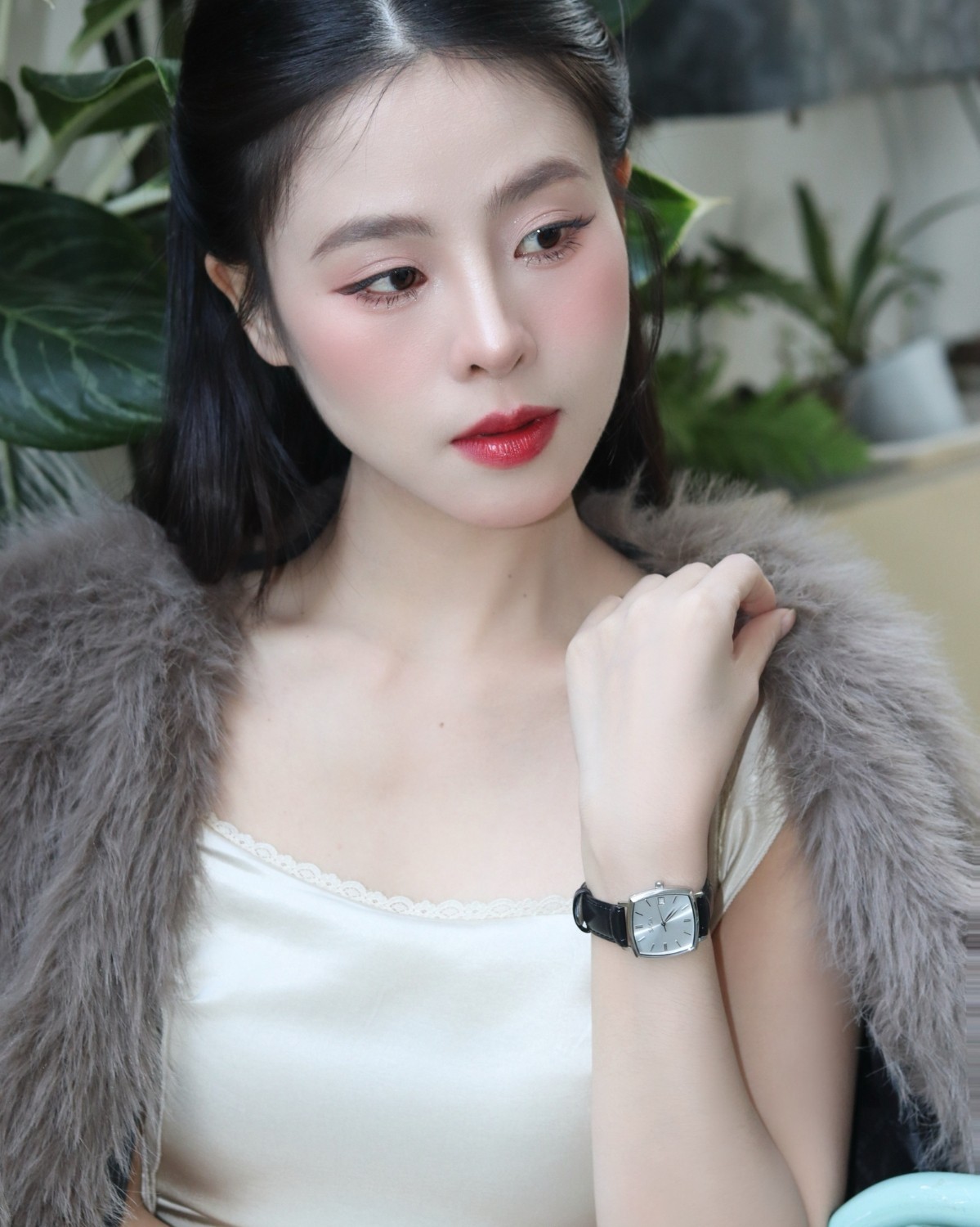 Thùy Dương đeo Saga 71980-SVSVBK-2 - Ảnh 1