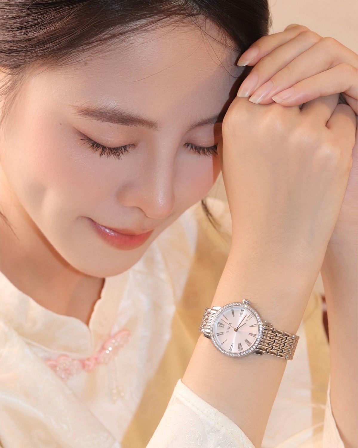 Thùy Dương và đồng hồ Saga 53578-SVPKSV-2