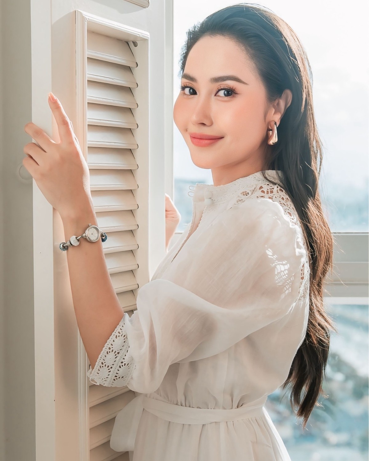 Tường Vi đeo Saga Charm 53229-SVMWSV-8