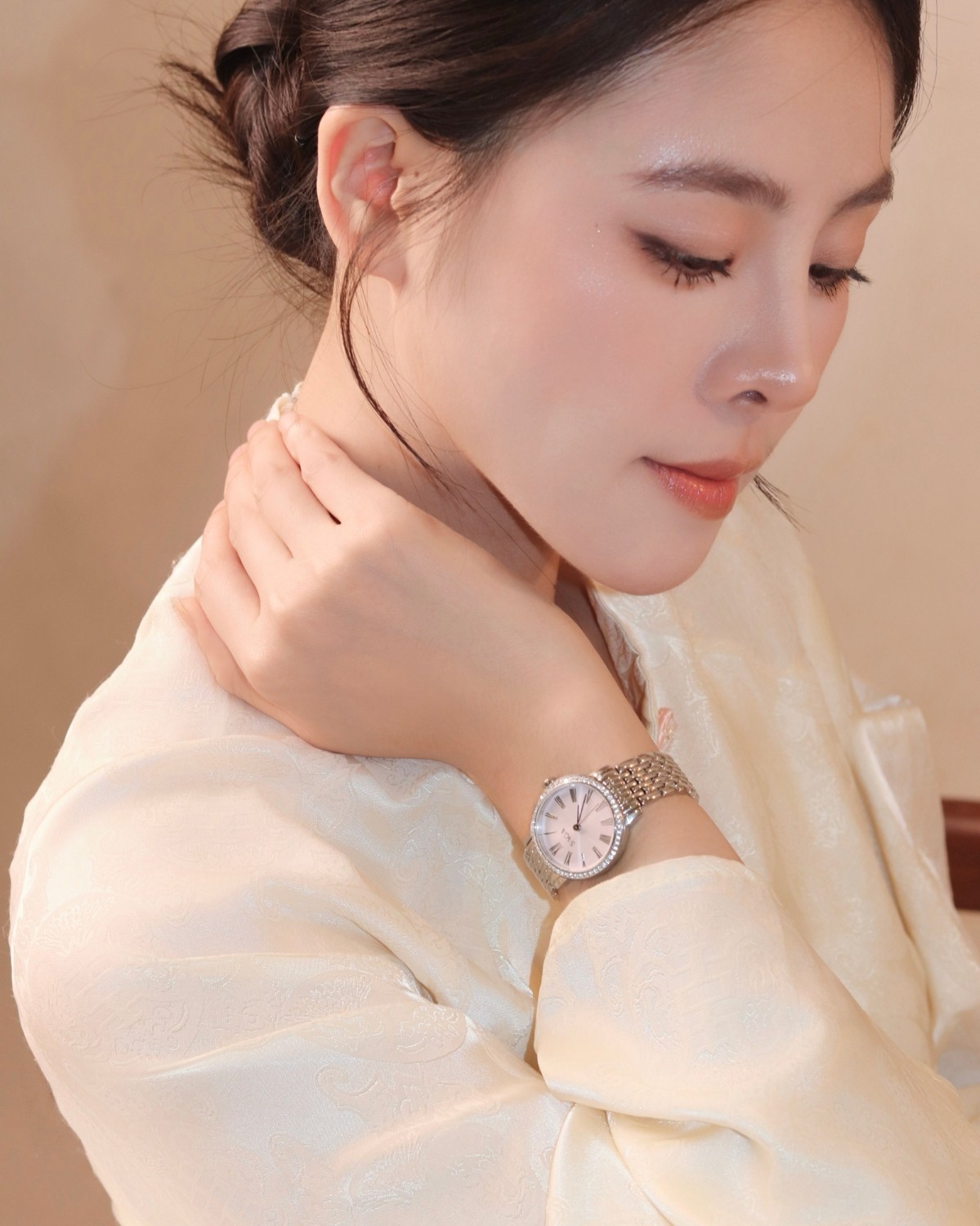 Vẻ đẹp truyền thông của Thùy Dương khi diện Saga 53578-SVPKSV-2