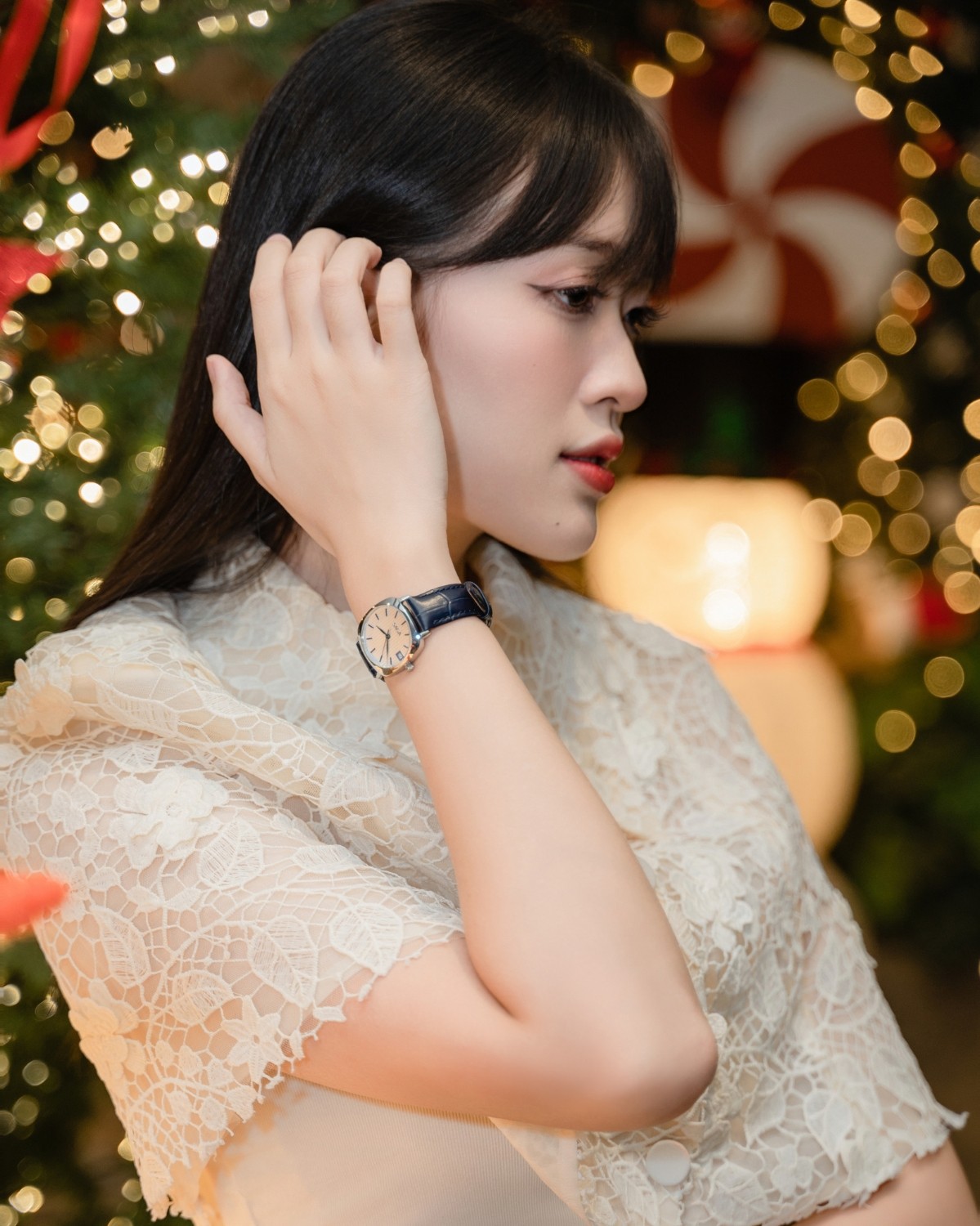 Yến Nhi đeo đồng hồ Saga 71980-SVSVBL-2