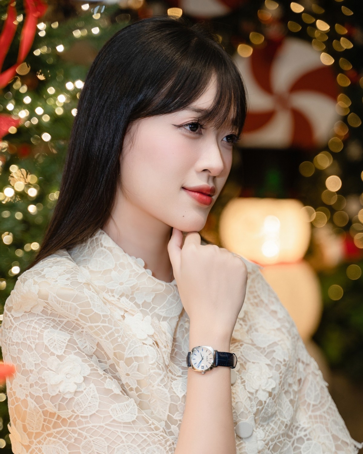 Yến Nhi và đồng hồ Saga 71980-SVSVBL-2