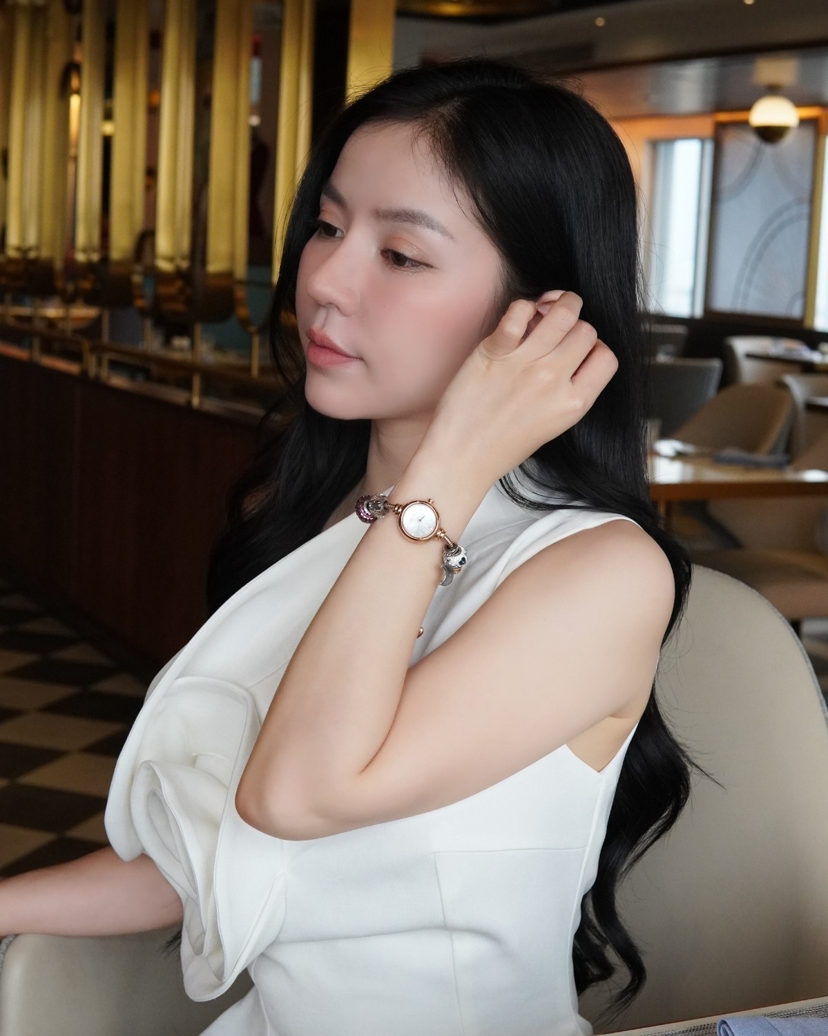 Thiếu nữ duyên dáng, trang nhã khi diện vòng tay charm Saga